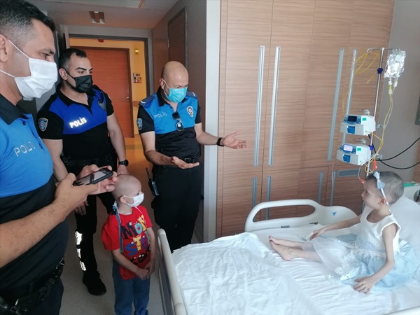 Adana'da polis lösemi hastası çocuğa sürpriz doğum günü kutlaması yaptı