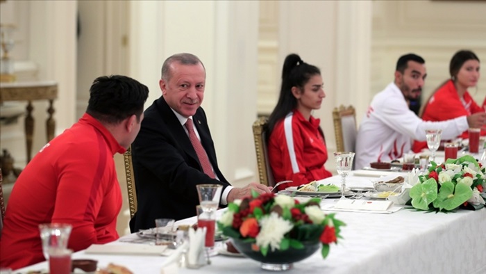 Cumhurbaşkanı Erdoğan, Avrupa ve Dünya şampiyonalarında madalya kazanan milli sporcularla iftar yaptı