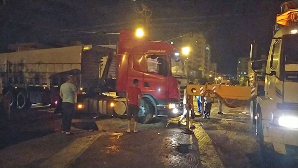 Adana'da tekerleği yolda oluşan çukura düşen tır, çekiciyle kurtarıldı