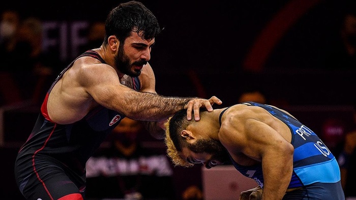 Milli güreşçi Fatih Cengiz, Tokyo Olimpiyatları Dünya Elemeleri'nde yarı finale yükseldi