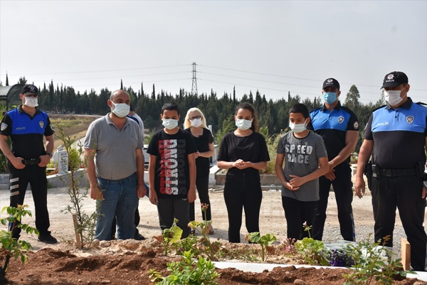 Adana'da üç kardeş, kanserden hayatını kaybeden annelerinin mezarını polislerin yardımıyla ziyaret etti