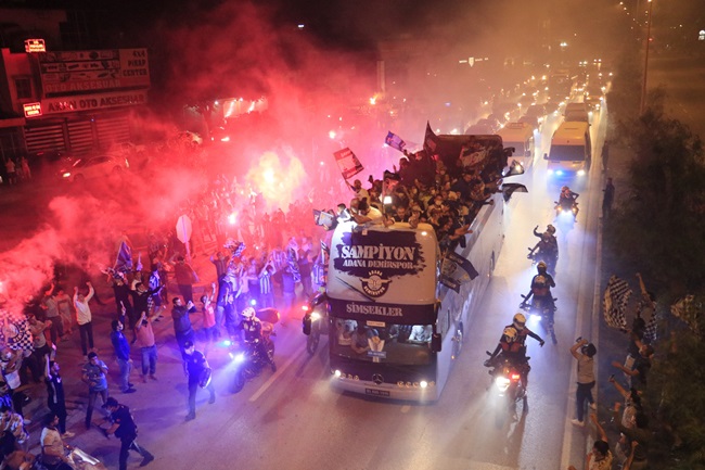 Adana Demirsporlu oyuncular, şehirde tur atarak şampiyonluğu kutladı