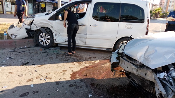 Adana'da iki otomobilin çarpışması sonucu 4 kişi yaralandı