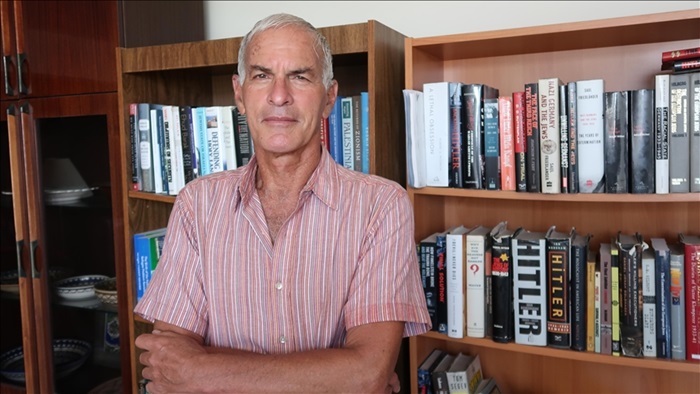 Amerikalı ünlü Yahudi profesör Norman Finkelstein: İsrail sadece savaş suçları işlemiyor, insanlığa karşı suç işliyor