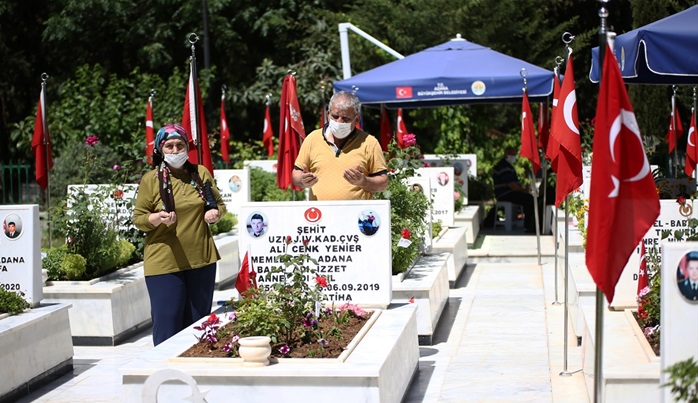 Adana'da şehit aileleri, şehitlikleri ziyaret etti