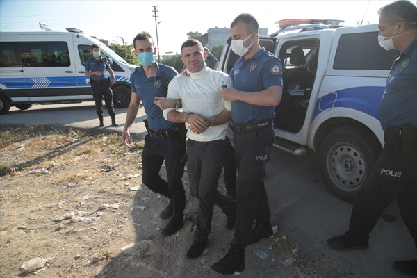 Adana'da polis aracına çarpan zanlıların otomobilinde pompalı tüfek ve tabanca bulundu