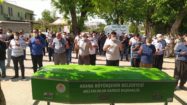 Adana'da girdikleri su kuyusunda gazdan zehirlenerek ölen 3 kişinin cenazesi defnedildi