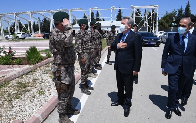 Vali Elban bayramın ikinci gününde de ziyaretlerini sürdürdü.