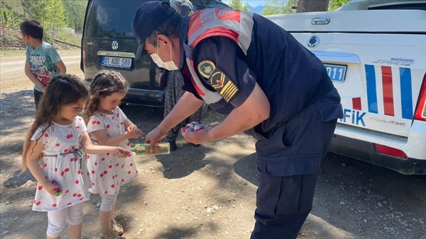 Adana'da jandarmadan Ramazan Bayramı'nda "şekerli" denetim