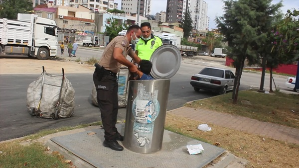 Adana'da yer altı çöp konteynerine düşen çocuğu bekçi ve polisler kurtardı