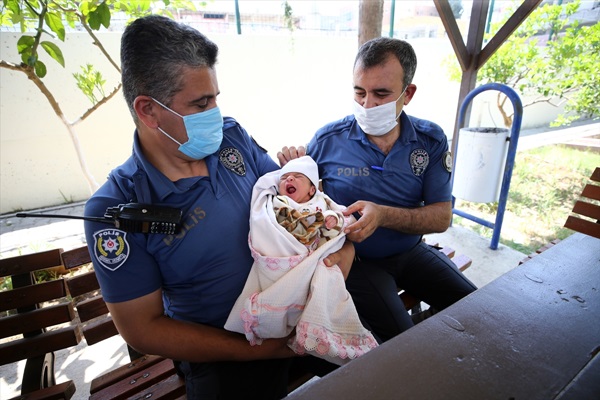 Adana'da iş yeri önünde bebek bulundu