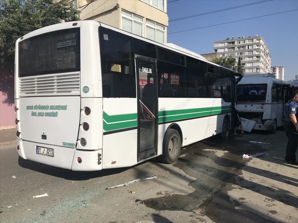 Adana'da 5 aracın karıştığı trafik kazasında 2 kişi yaralandı