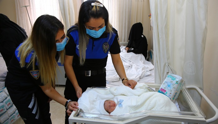 Polis ihtiyaç sahibi ailelere bebek bezi dağıttı.