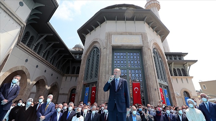 Mustafa Yürekli: Kırk Karede Erdoğan: 18. Erdoğan’ın Taksim Cami’ni açış fotoğrafı