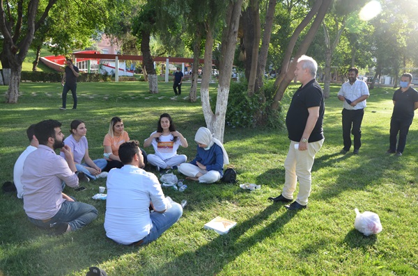 Başkan Özgan, Millet Bahçesi’nde gençlerle ve vatandaşlarla bir araya geldi..