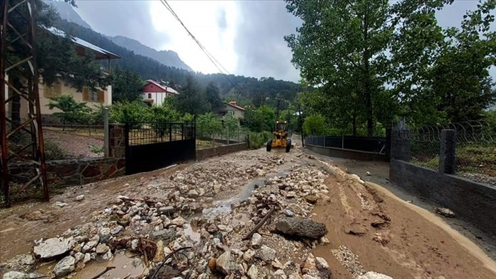 Adana'nın Pozantı ilçesinde sel ve heyelan meydana geldi