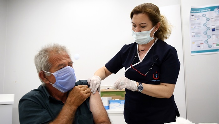 Çukurova'da 50 yaş ve üzerindekilerin aşılanmasına başlandı