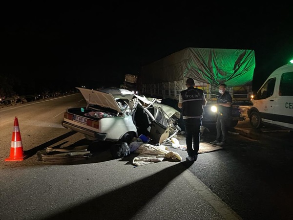 Adana'da otomobilin tıra çarpması sonucu 1 kişi öldü, 3 kişi yaralandı