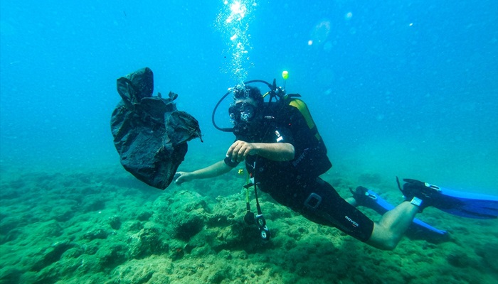 Dalış tutkunları Doğu Akdeniz'i atıklardan arındırıyor