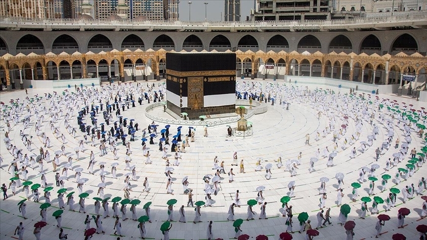 Hacı adayları, Kovid-19 önlemleri gölgesinde Kabe'de ilk tavaflarını yapmaya başladı