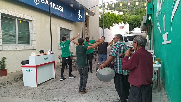 Adana'da kademeli normalleşme şırdancıda kutlamayla karşılandı