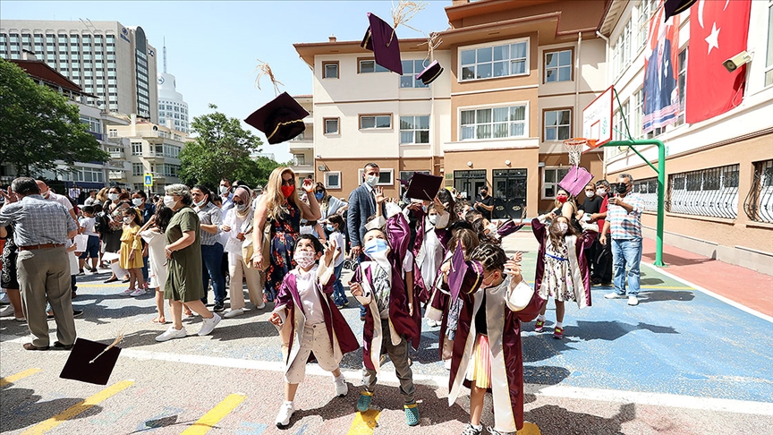 Karne almak için okula giden öğrenciler, arkadaşları ve öğretmenleriyle hasret giderdi