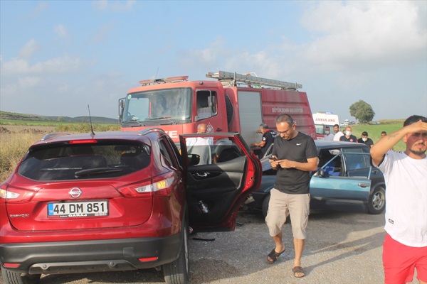 Adana’da iki otomobilin çarpıştığı kazada 3'ü çocuk 5 kişi yaralandı