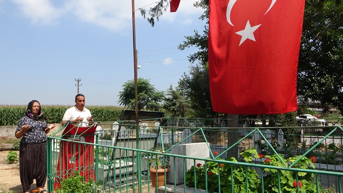 Adanalı gençler  Türk bayrağı dikerek şehit annesinin dileğini gerçeğe dönüştürdü..