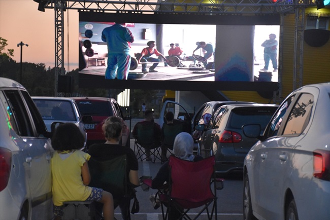 Adana'da açık havada arabada sinema keyfi