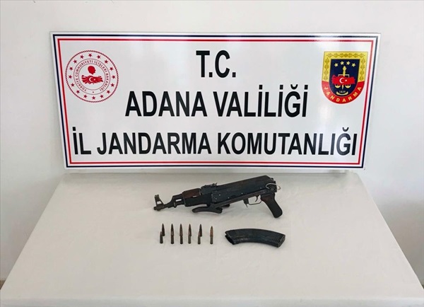 Adana'da jandarmadan kaçarken yola uzun namlulu silah atan sürücü yakalandı