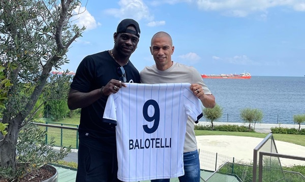 Balotelli 9 numaralı formayı giyecek  