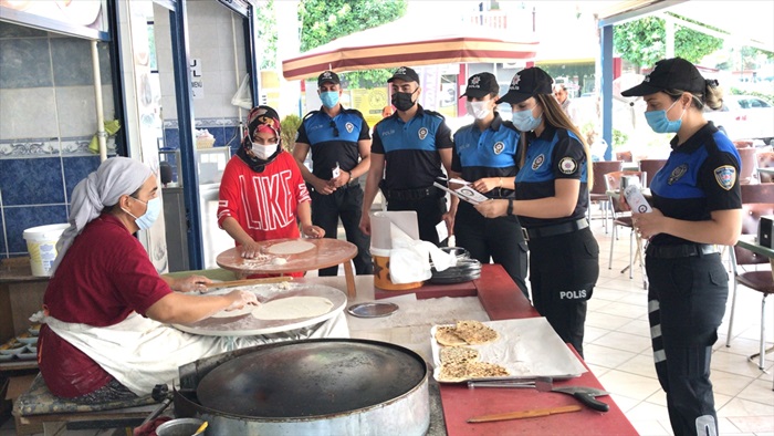 Adana'da polis, ev ve iş yerlerini gezerek Kadın Destek Uygulaması'nı anlattı