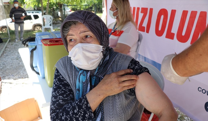 Adana'da sağlık ekipleri yaylalardaki vatandaşlara Kovid-19 aşısı yaptı