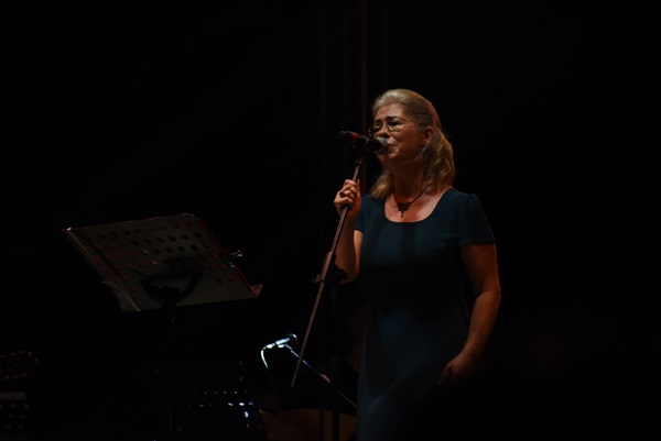 Adana'da sağlık çalışanlarına vefa konserinde, İlkay Akkaya sahne aldı