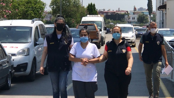 Adana'da iş yerine asılı Türk bayrağını koparıp çöpe atması kameraya yansıyan kadın tutuklandı