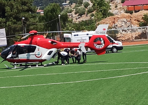 Adana'da ambulans helikopter yaralı motosiklet sürücüsü için havalandı