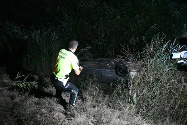 Adana'da otomobil drenaj kanalına düştü: 5 yaralı