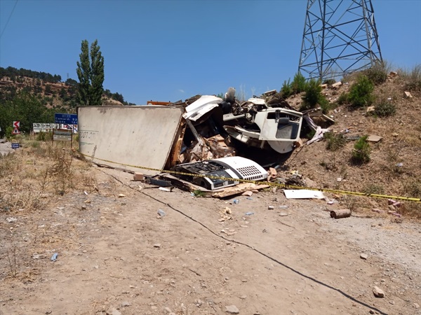 Adana'da karşı şeride geçip otomobile çarpan kamyonun sürücüsü hayatını kaybetti