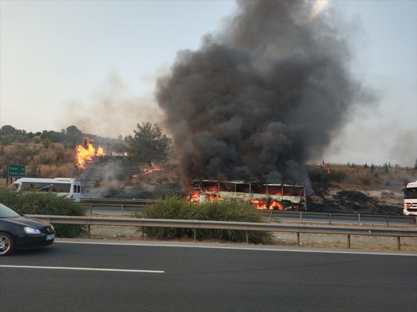 Mersin'de seyir halindeki yolcu otobüsü yandı