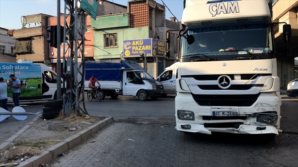 Adana'da kaza sonra kontrolden çıkan panelvan yaya çarptı