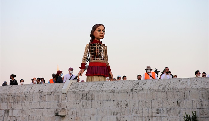 Mülteci çocukların simgesi kukla "Küçük Amal"ın İngiltere'ye yolculuğundaki durağı Adana oldu