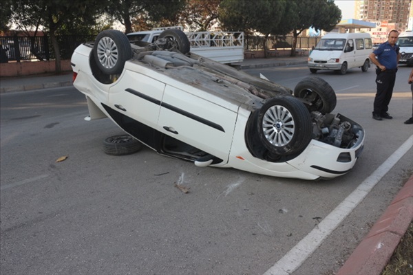 Adana'da devrilen otomobilin sürücüsü yaralandı