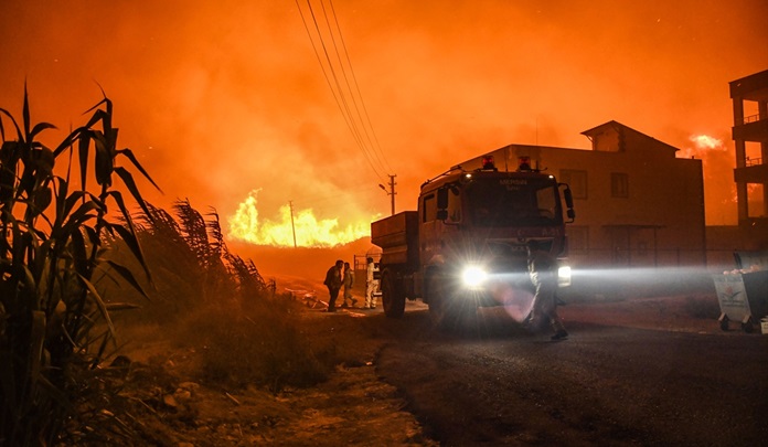 Mersin Aydıncık'ta yangına karadan müdahale sürüyor