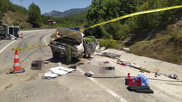 Adana'da minibüsle çarpışan otomobildeki aynı aileden 5 kişi öldü