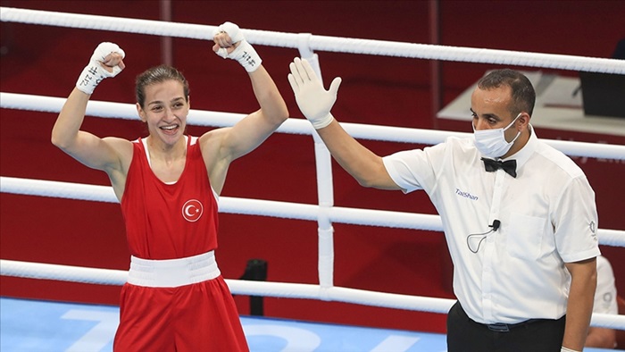 Milli boksör Buse Naz Çakıroğlu olimpiyat madalyasını garantiledi