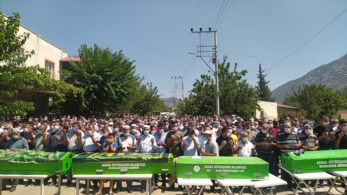 Adana'da trafik kazasında hayatını kaybeden aynı aileden 5 kişinin cenazeleri defnedildi