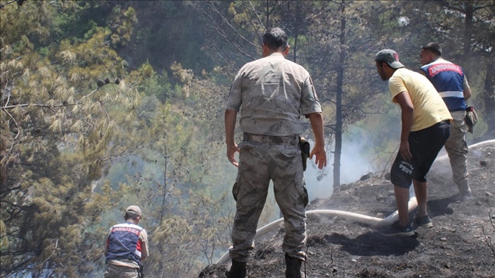 Hatay'da çıkan orman yangınına 2 söndürme helikopteri ve arazözlerle müdahale ediliyor