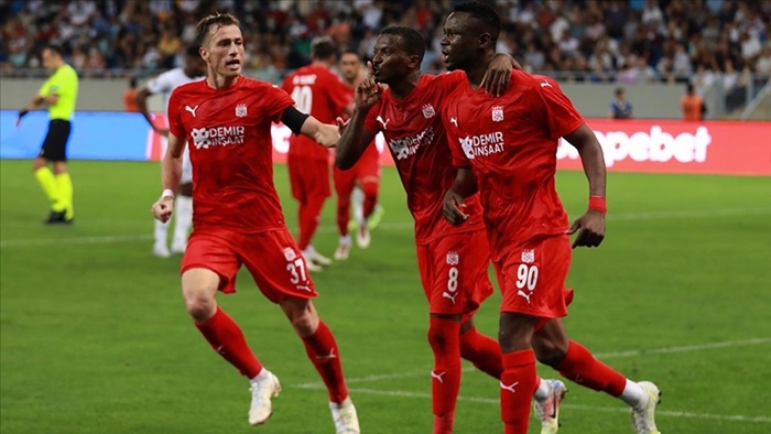 Sivasspor, deplasmanda Kasımpaşa'yı 3-1 mağlup etti.