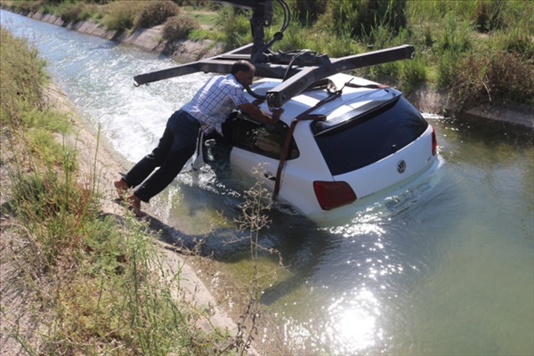 Adana'da sulama kanalına devrilen otomobilin sürücüsü yaralandı