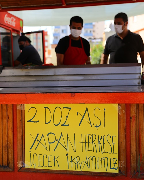 Adana’da bir kebapçıdan ilginç aşı teşviki